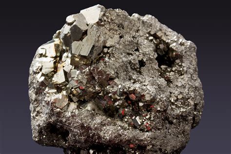 vilken metall finns i mineralen magnetit
